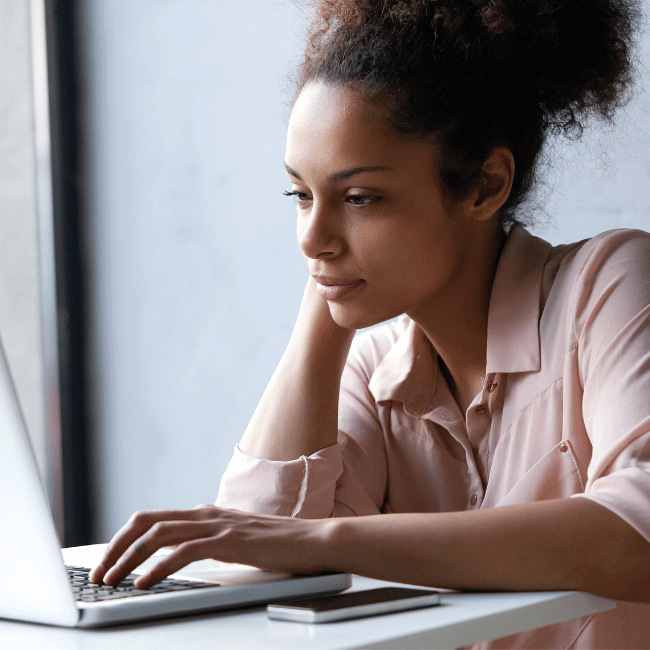 A person using a computer googling how to buy and sell a house at the same time